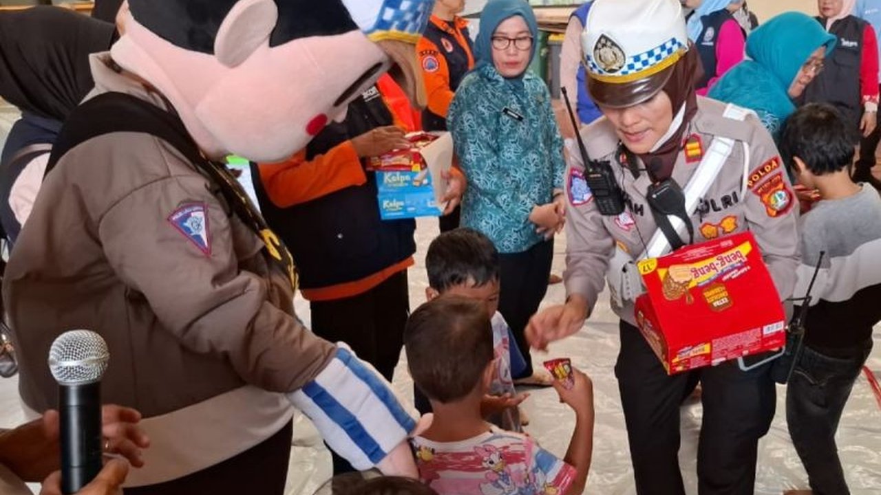 Polres Metro Jakpus dan Ditlantas Polda Metro Jaya memberikan trauma healing kepada anak-anak korban kebakaran di Kebon Kosong, Jakarta Pusat, yang telah mengakibatkan lebih dari 500 rumah terbakar dan 1700 warga mengungsi.