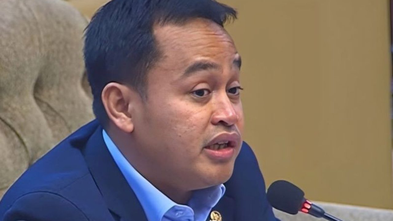 Anggota Komisi II DPR, Ujang Bey, menjelaskan bahwa pelantikan kepala daerah serentak pada 6 Februari 2025 mengacu pada UU Pilkada, meskipun ada beberapa daerah yang masih dalam proses hukum, demi menjaga stabilitas pemerintahan dan ekonomi daerah.