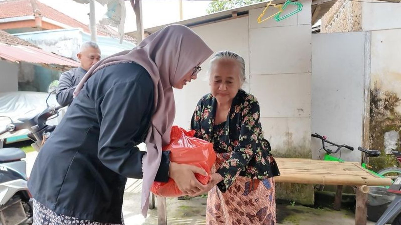Bupati Banyuwangi Ipuk Fiestiandani meluncurkan 'Gerakan Banyuwangi Berbagi', sebuah program kolaboratif untuk menekan angka kemiskinan yang melibatkan berbagai pihak dan berfokus pada intervensi yang terukur berbasis data.