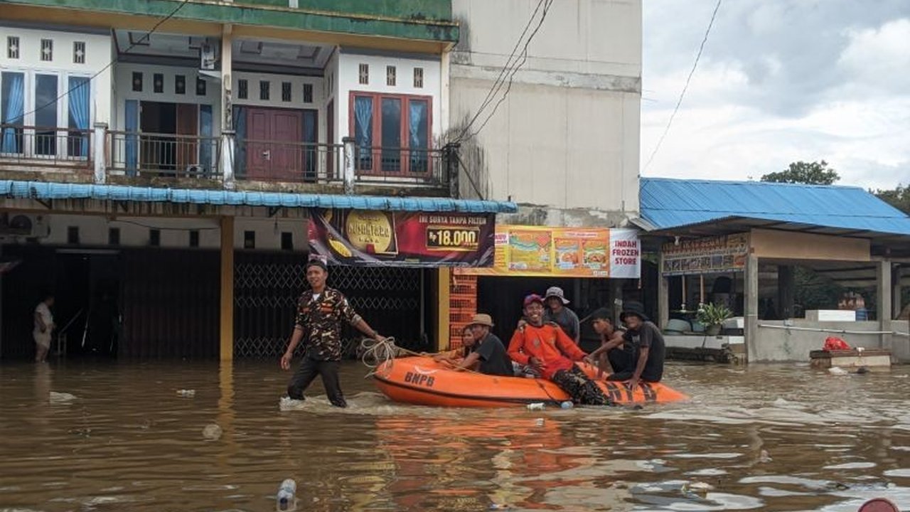 PCNU Bengkayang menggalang dana untuk membantu lebih dari 5.000 warga yang terdampak banjir parah di sembilan kecamatan akibat curah hujan tinggi, dengan Kecamatan Ledo sebagai wilayah terdampak terburuk.