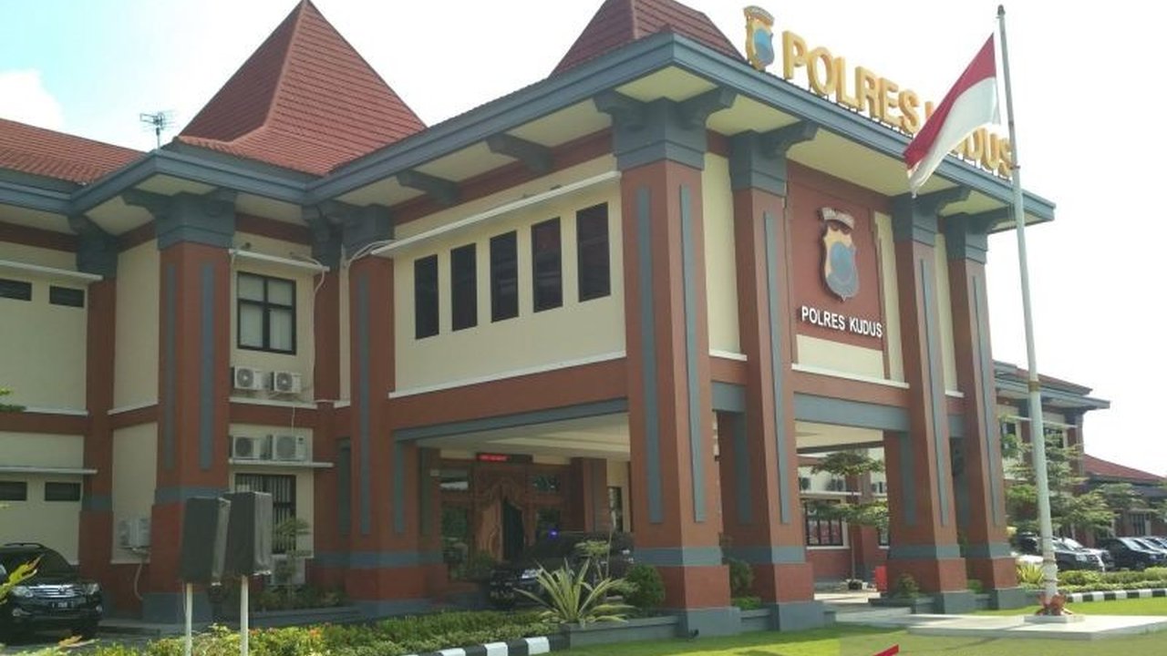 Kepolisian Resor Kudus menunda penetapan tersangka kasus pembunuhan pasutri di Desa Ternadi, menunggu hasil uji laboratorium forensik DNA untuk mengungkap pelaku.