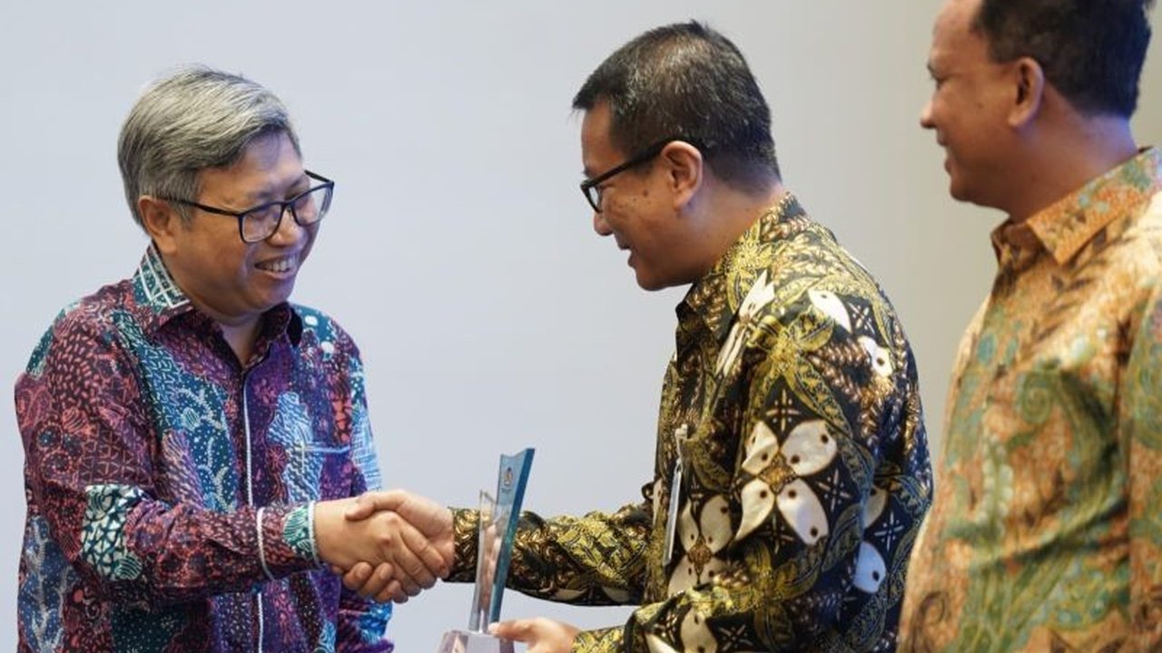 BNI mendapatkan penghargaan Bank Operasional Terbaik 2024 dari Kemenkeu berkat perannya dalam pengelolaan kas negara dan penyaluran dana APBN yang mencapai Rp644,7 triliun.
