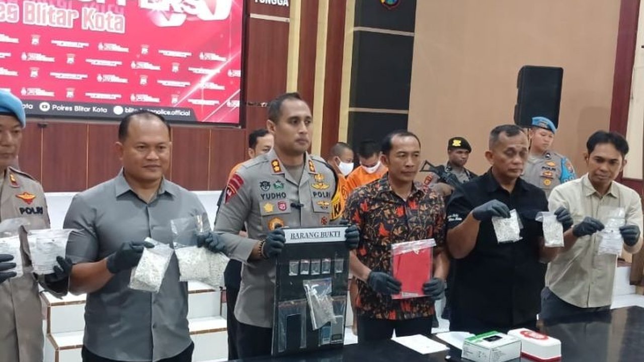 Polres Blitar Kota berhasil menangkap dua pengedar narkoba, AP dan AW, yang kedapatan memiliki 10.000 pil dobel L dan 2,72 gram sabu, berdasarkan informasi dari masyarakat dan penyelidikan polisi.
