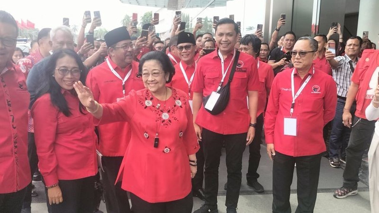 Ketua Umum PDI Perjuangan, Megawati Soekarnoputri, merayakan HUT ke-78 di Jiexpo Kemayoran, disambut antusias oleh sekitar 3.000 kader partai.