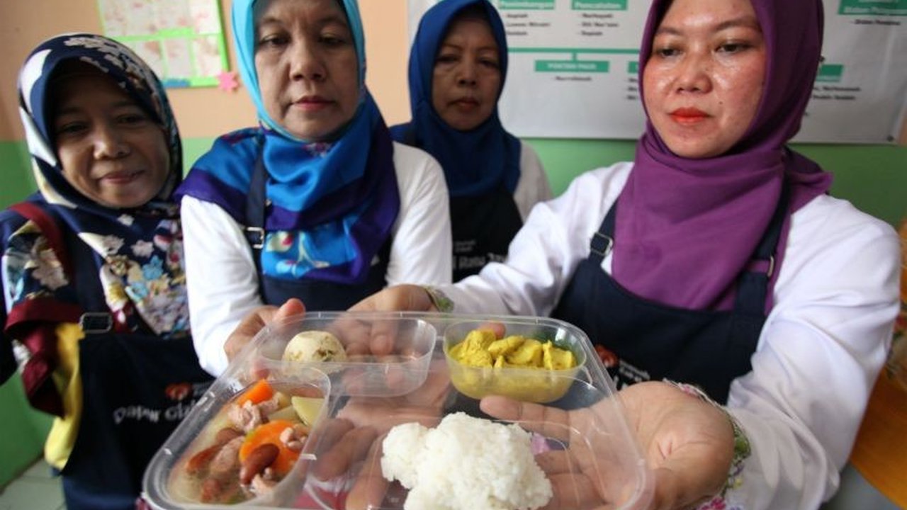 Peringatan Hari Gizi Nasional 2025 menjadi momentum penting bagi masyarakat Indonesia untuk meningkatkan kesadaran dalam memilih dan mengonsumsi makanan sehat dan bergizi, guna mencegah berbagai masalah kesehatan.