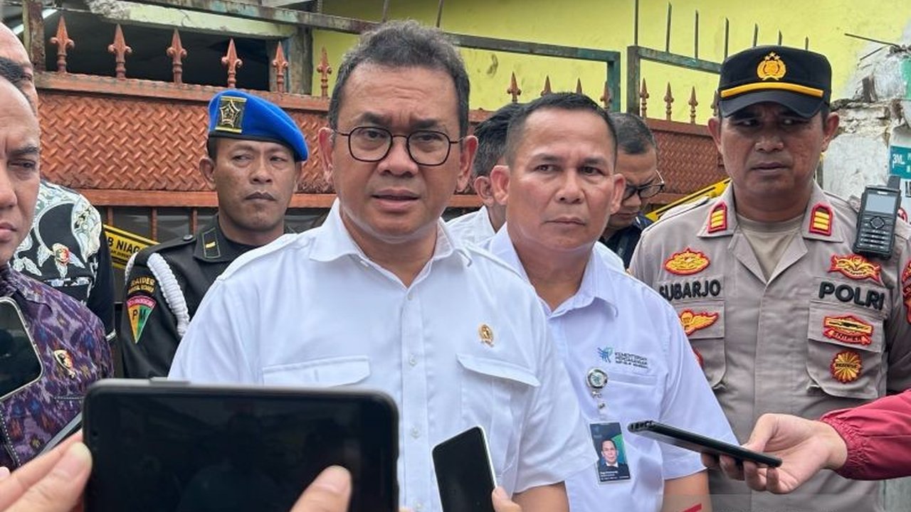 Menteri Perdagangan Budi Santoso menegaskan ancaman hukuman 5 tahun penjara bagi distributor MinyaKita yang melanggar aturan HET dan menyebabkan harga minyak goreng melambung tinggi di pasaran.