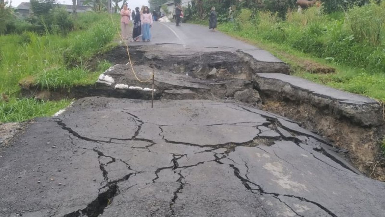Badan Penanggulangan Bencana Daerah (BPBD) Banjarnegara menginventarisir dampak pergerakan tanah di Desa Ratamba, yang menyebabkan kerusakan rumah, bangunan umum, dan peningkatan jumlah pengungsi, serta meminta kajian dari Badan Geologi.