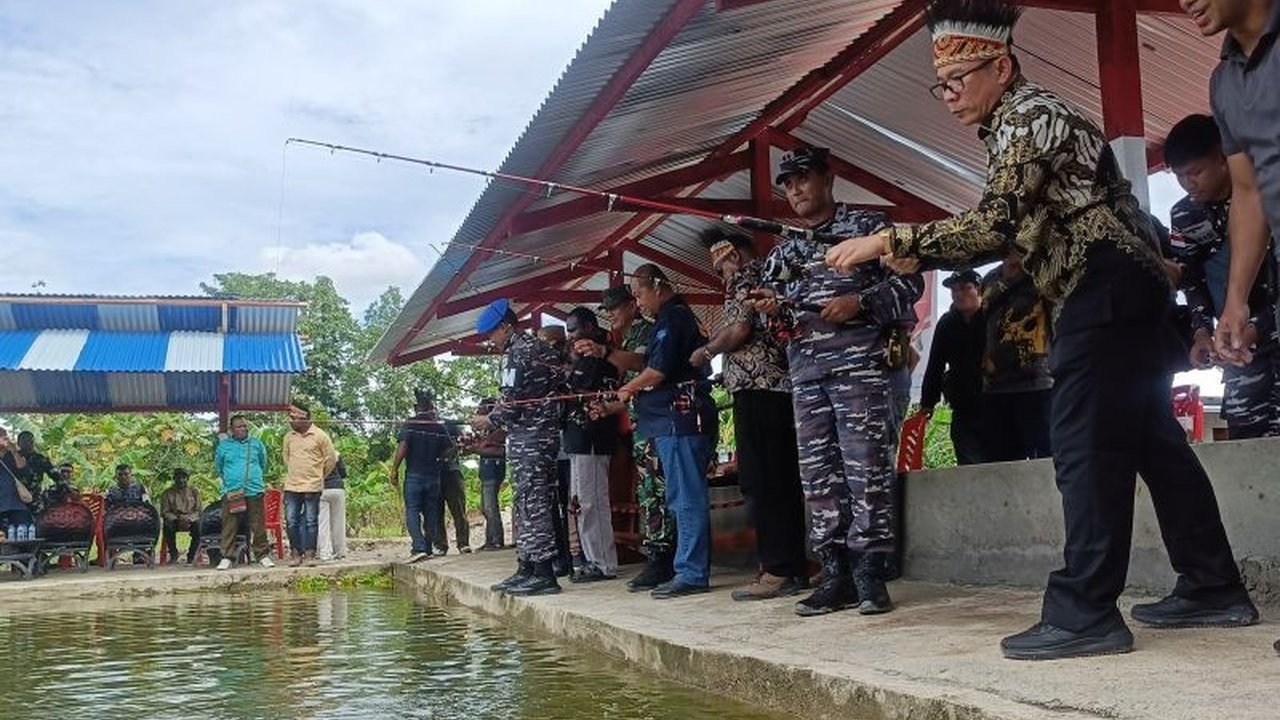 Pemkab Mimika meluncurkan kolam ikan milik BUMDes Merah Putih di Kampung Nawaripi sebagai upaya peningkatan ekonomi dan ketahanan pangan masyarakat melalui pengelolaan dana desa, Jumat (24/1).