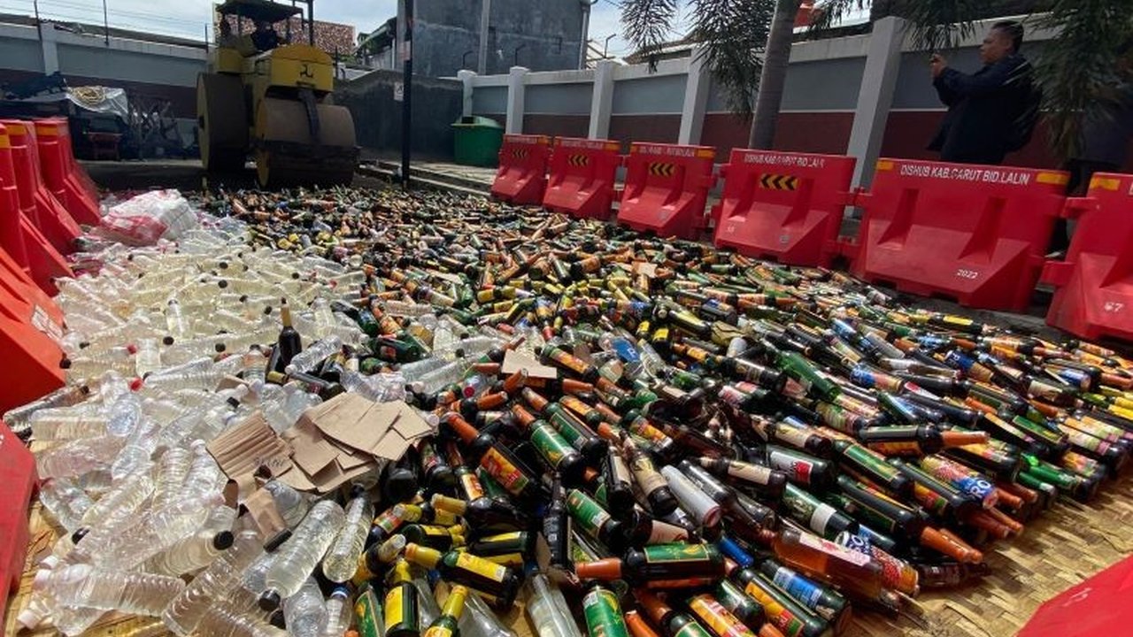 Satpol PP Garut memberikan sanksi denda dan kurungan penjara kepada para pengedar miras yang terjaring razia gabungan, dengan total barang bukti miras mencapai lebih dari 4.000 botol yang telah dimusnahkan.