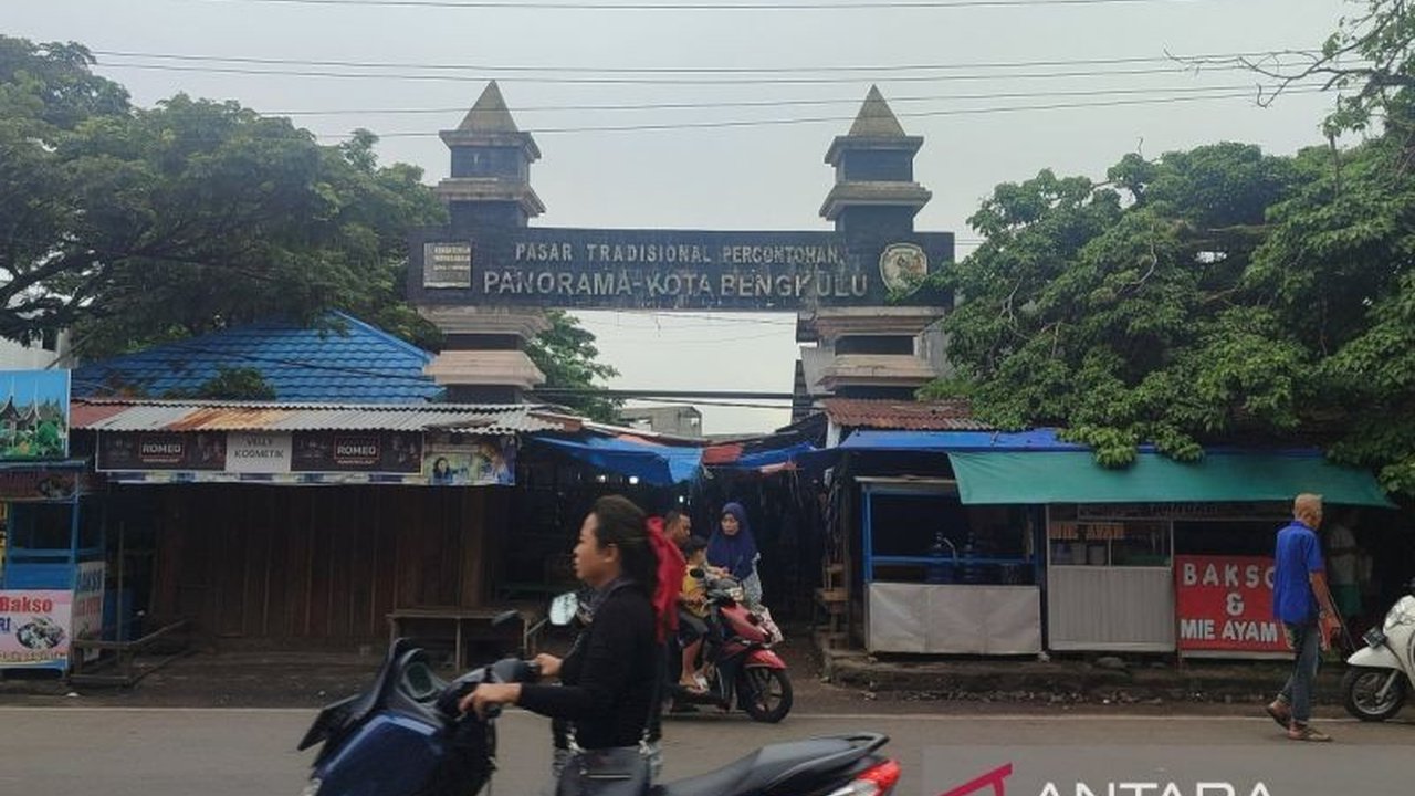 Pemerintah Kota Bengkulu menargetkan pendapatan asli daerah (PAD) dari empat pasarnya mencapai Rp2,5 miliar pada tahun 2025, meningkat dari capaian tahun sebelumnya, dengan strategi penertiban pedagang dan sosialisasi tarif sewa.