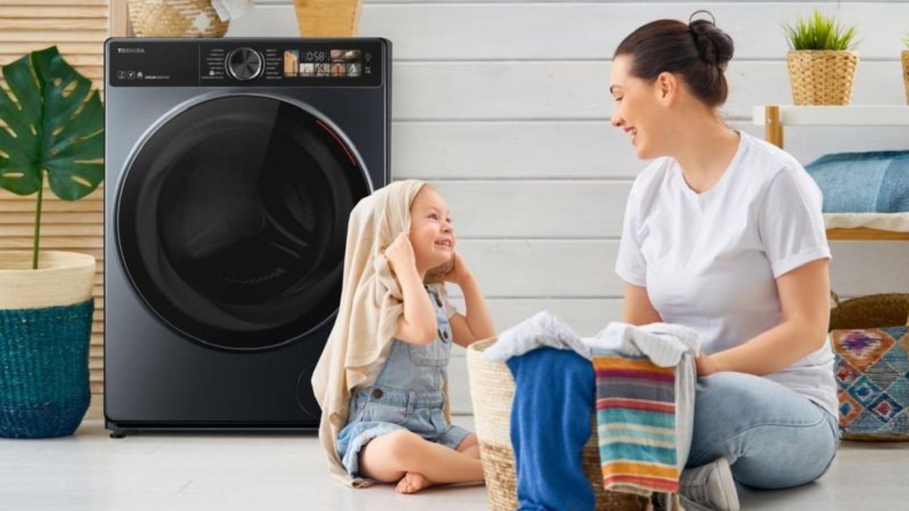 Toshiba Indonesia membagikan tips praktis mencuci pakaian agar cepat kering dan wangi meskipun musim hujan, termasuk penggunaan deterjen tepat, cara memeras, dan memanfaatkan alat elektronik.