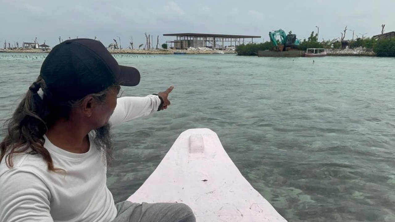 Masyarakat Pulau Pari berjuang melawan pengerukan ilegal yang merusak ekosistem mangrove, mengancam mata pencaharian dan kehidupan mereka, sementara pemerintah mengambil langkah tegas untuk menghentikan aktivitas tersebut.