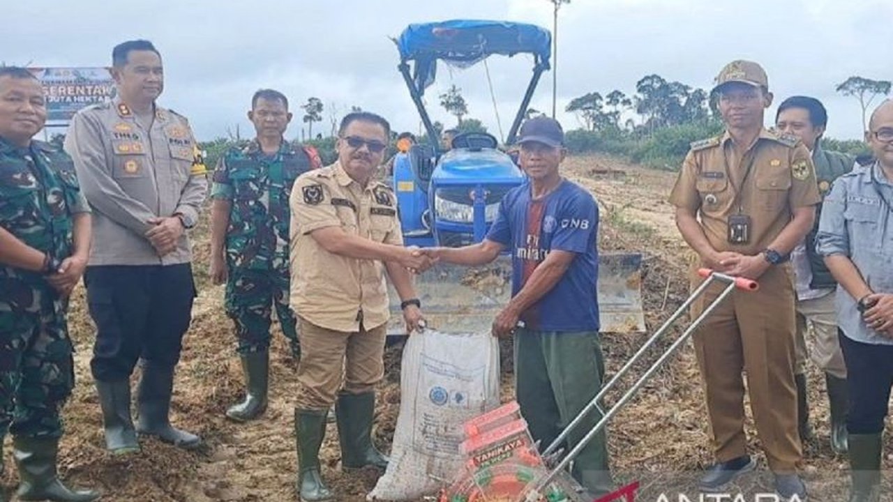 Pemerintah Kabupaten Gunung Mas, Kalimantan Tengah, menyalurkan bantuan alat dan mesin pertanian (alsintan) kepada tiga kelompok tani di Desa Tanjung Riu untuk meningkatkan produktivitas pertanian dan mendukung swasembada pangan nasional.
