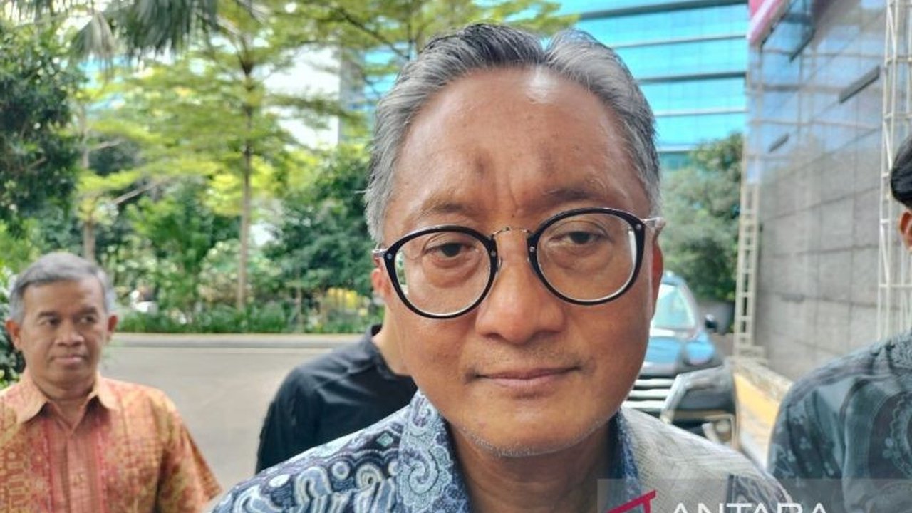 Menteri PU Dody Hanggodo melanjutkan berbagai proyek infrastruktur dalam 100 hari kerjanya, fokus pada penyelesaian proyek yang ada dan koneksi infrastruktur pendukung swasembada pangan, energi, dan air, sesuai arahan Presiden.