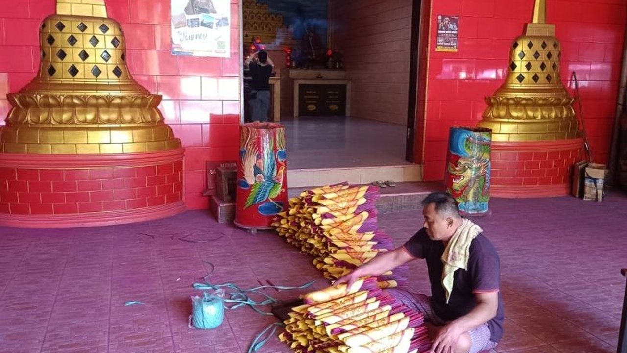 Wihara Bahtera Bhakti di Ancol, Jakarta Utara, bersiap merayakan Imlek dengan membersihkan patung, memasang lampion, dan berbagai ornamen,  menyambut ratusan hingga ribuan pengunjung selama perayaan.