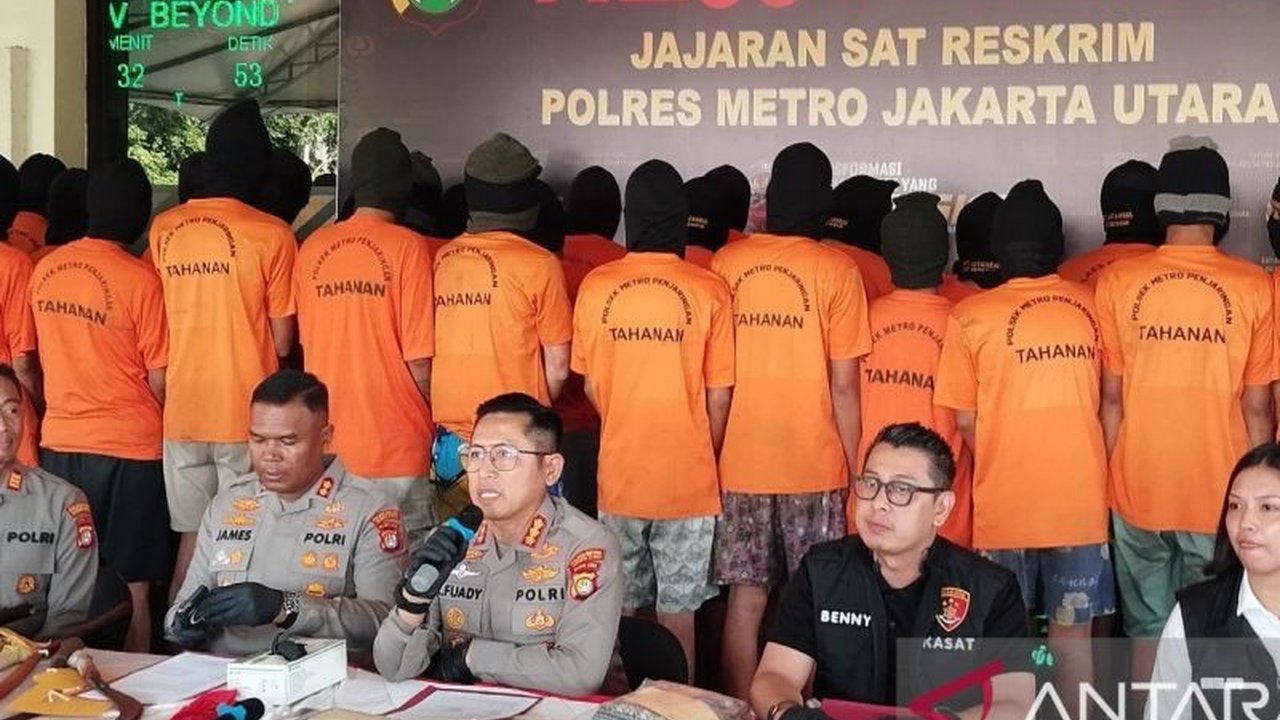 Polisi di Jakarta Utara berhasil meringkus empat pelaku judi online yang menjalankan bisnis ilegal mereka melalui situs web dan siaran langsung, menyita sejumlah barang bukti penting.