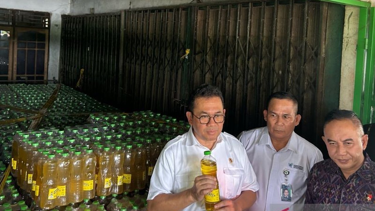 Menteri Perdagangan menyegel PT Navyta Nabati Indonesia di Tangerang karena berbagai pelanggaran distribusi Minyakita, termasuk izin edar yang kedaluwarsa, pemalsuan dokumen, dan harga jual di atas HET.