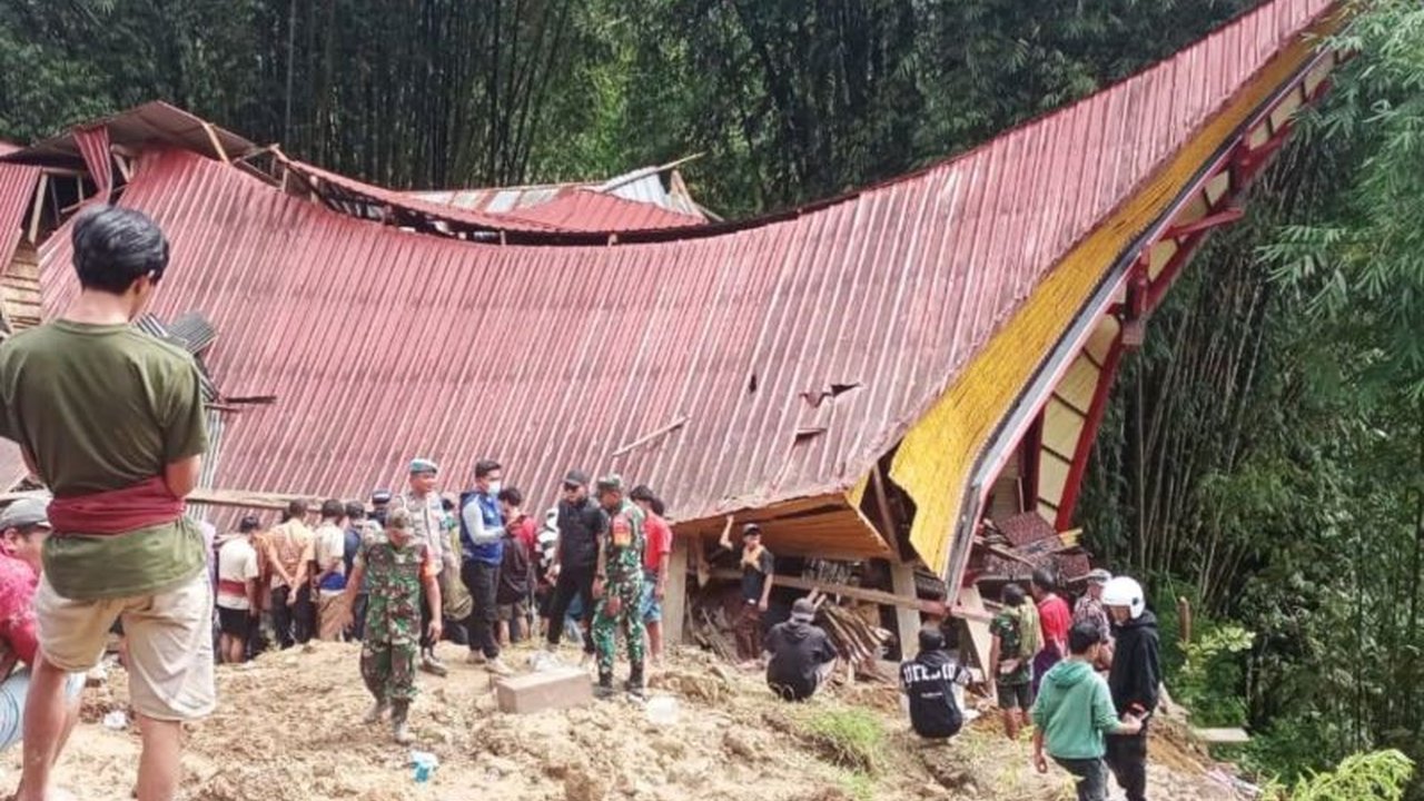 Bencana tanah longsor di Toraja Utara, Sulawesi Selatan, menewaskan dua orang, melukai dua lainnya, dan merusak sejumlah rumah, lumbung padi, serta ternak pada Kamis dini hari akibat hujan deras.