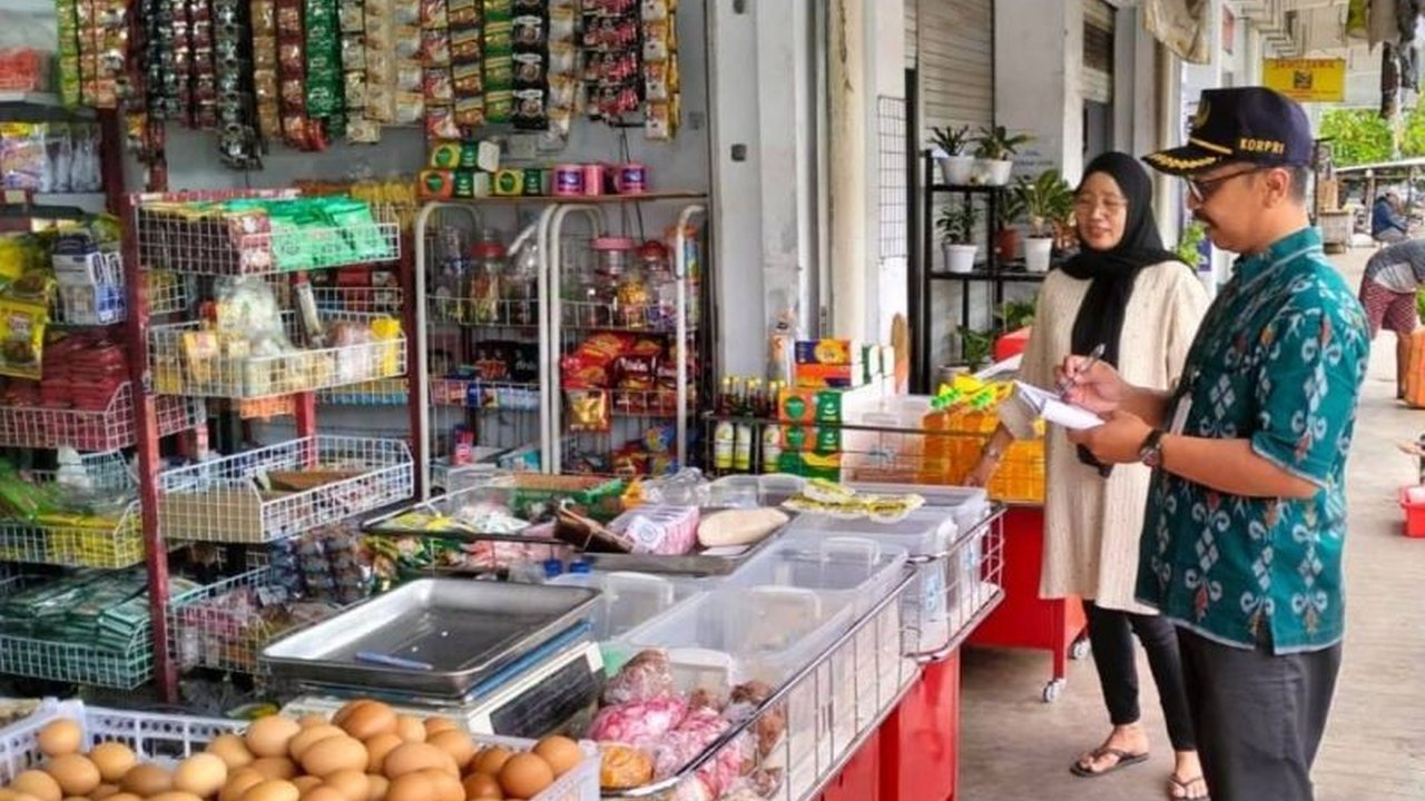 Jelang libur panjang Isra Miraj dan Imlek, Pemerintah Kota Kediri mencatat penurunan harga sejumlah bahan pokok seperti daging ayam, telur, dan bawang merah, meskipun beberapa komoditas lain mengalami kenaikan.