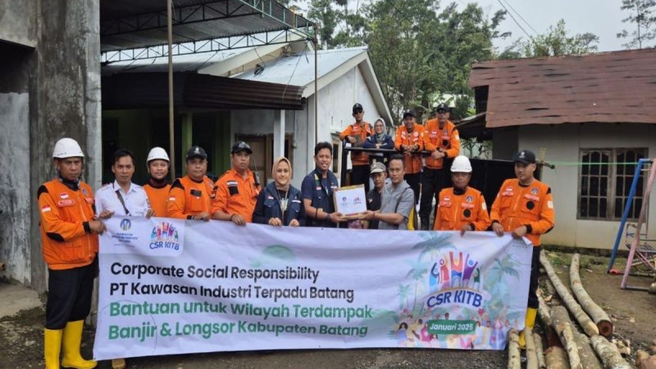 PT KIT Batang bersama BPBD dan Dinas Sosial menyalurkan bantuan logistik kepada warga terdampak banjir dan longsor di Batang, Kendal, dan Pekalongan pada 21-24 Januari 2024.
