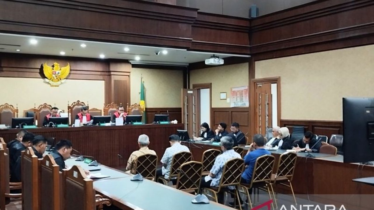 Pengadilan Tipikor Jakarta menolak eksepsi lima mantan pejabat PT Antam terkait kasus dugaan korupsi pengelolaan 109 ton emas periode 2010-2022, dengan kerugian negara ditaksir mencapai Rp3,31 triliun.