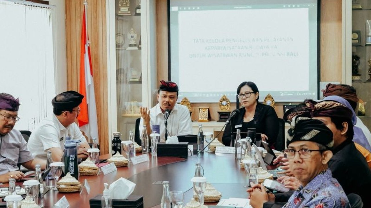 Sekda Bali memastikan dana pungutan wisatawan mancanegara (Rp318 miliar) telah digunakan sesuai aturan, untuk pelestarian budaya dan lingkungan, meski masih ada kendala dalam pemungutannya.