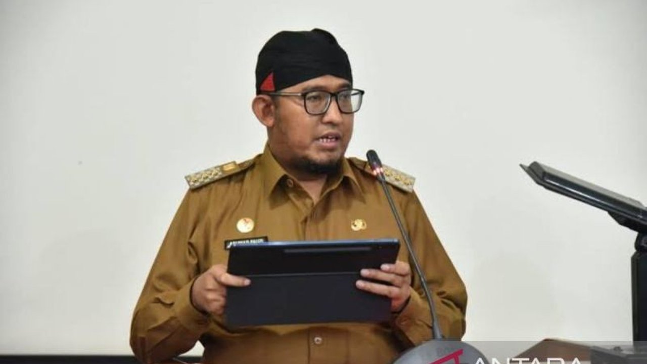 Pemkab Sumenep membantah menginstruksikan penggarapan tambak garam di Gersik Putih, Sumenep, yang memicu konflik dengan warga dan kini tengah diinvestigasi oleh Kementerian Kelautan dan Perikanan.