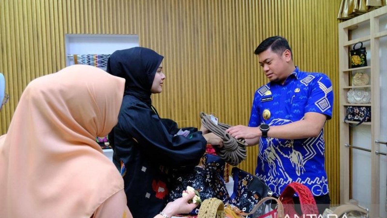 Pemkab Gowa, Sulawesi Selatan, gencar promosikan produk unggulan UMKM lokal melalui Galeri UMKM Dekranasda, memanfaatkan peningkatan jumlah UMKM pasca pandemi dan lokasi strategis di MPP yang dikunjungi ratusan orang setiap harinya.