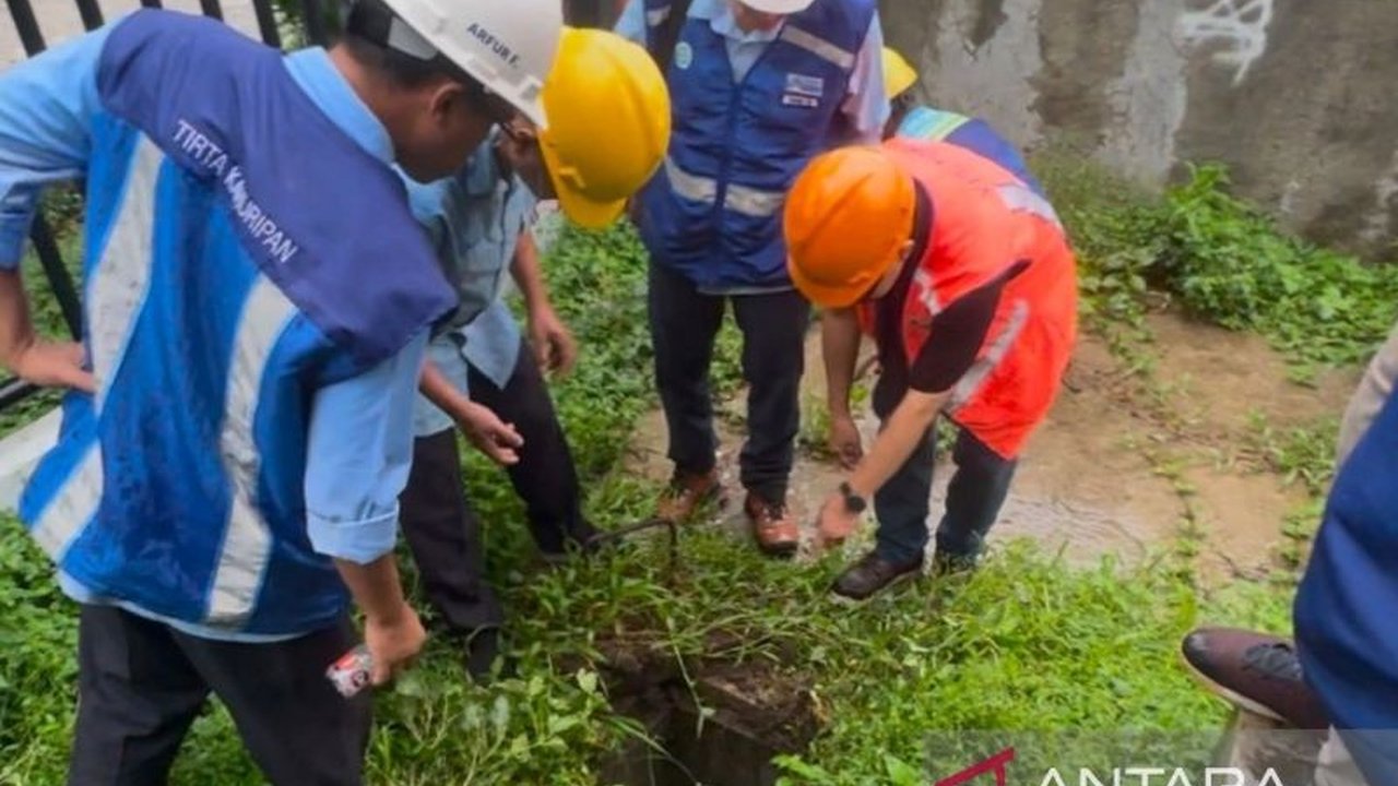 Perumda Tirta Kahuripan di Kabupaten Bogor berupaya meningkatkan debit mata air Ciburial yang menyusut drastis dalam satu dekade terakhir dengan membangun sumur resapan dan menerapkan konservasi sumber daya air.