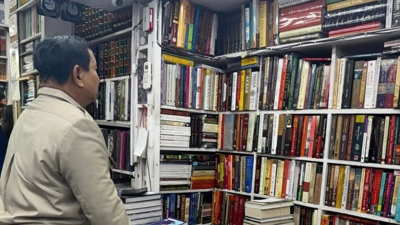 Saat kunjungan kenegaraan di India, Presiden Prabowo Subianto menyempatkan diri mengunjungi toko buku langganannya di New Delhi dan membeli banyak buku, mulai dari sejarah hingga ekonomi, menunjukkan kecintaannya pada membaca.