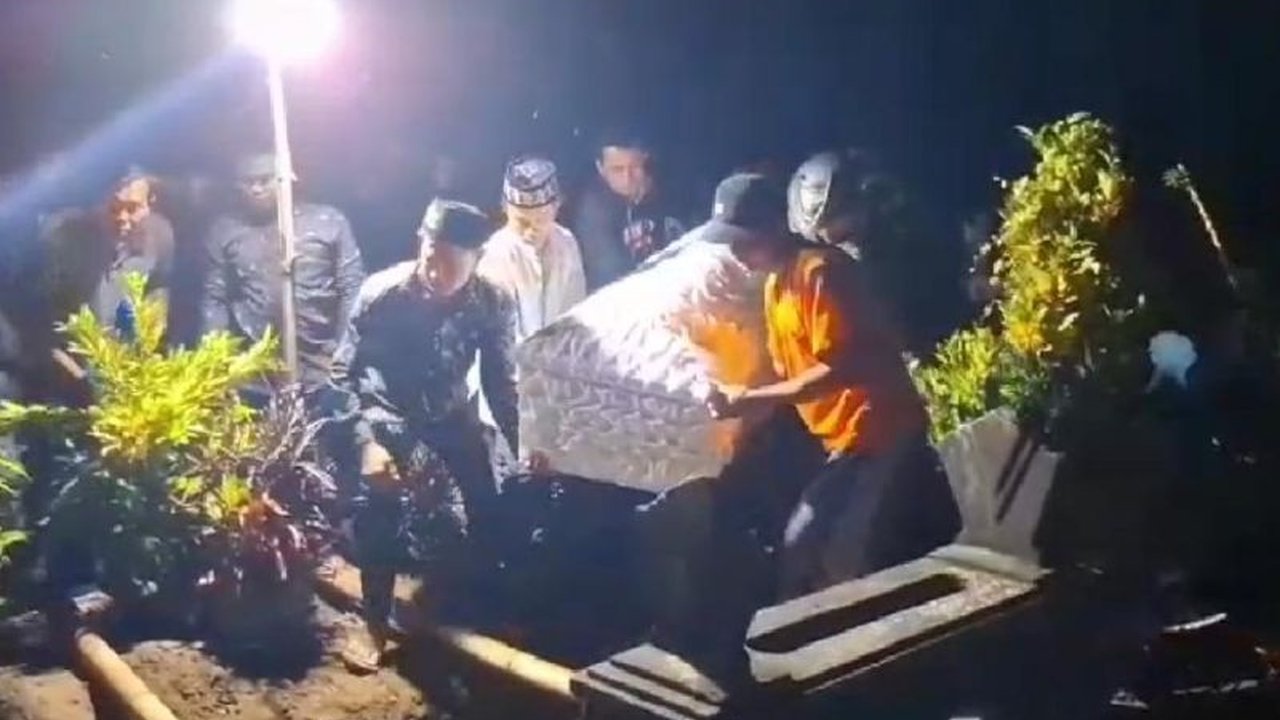 Keluarga UK (29), korban mutilasi di Ngawi, Jawa Timur, mendesak polisi segera menangkap pelaku pembunuhan tersebut setelah jenazah tiba di Blitar dan dimakamkan.