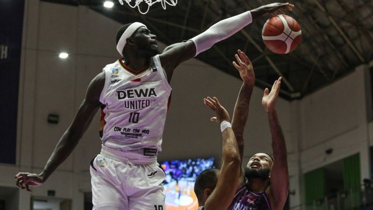 Dewa United Banten berhasil menang tipis 81-70 atas Hangtuah Jakarta di GOR Ciracas pada pekan ketiga IBL 2025, setelah sempat tertinggal di babak pertama, dan akan berlaga melawan Prawira Bandung.