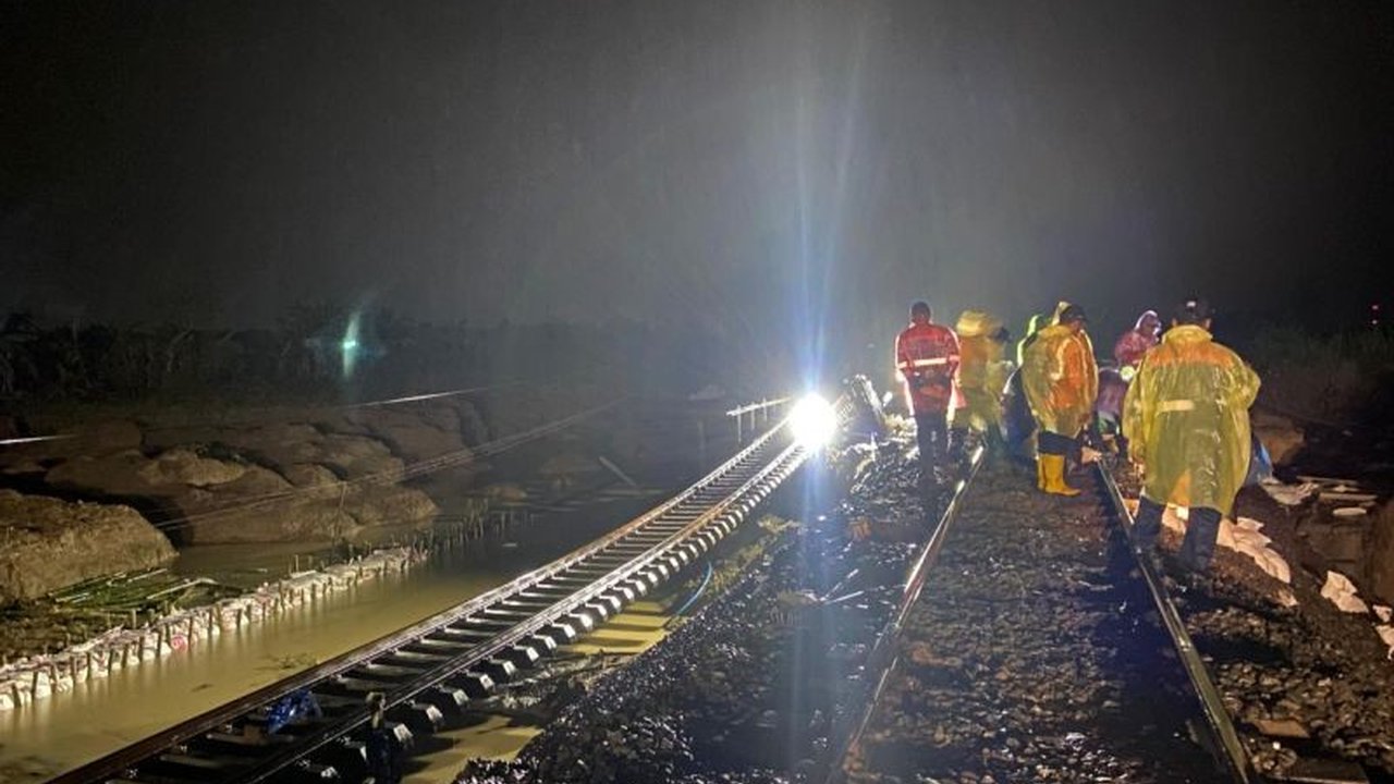 Banjir di Grobogan kembali menutup jalur rel kereta api antara Stasiun Gubug dan Karangjati pada Jumat malam, menyebabkan pengalihan rute sejumlah kereta api Semarang-Surabaya demi keamanan.