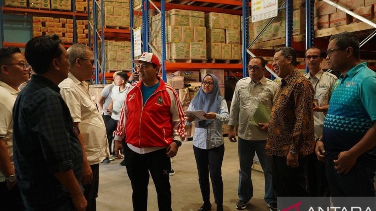 Penjabat Bupati Bogor, Bachril Bakri, menyelidiki penyebab harga Minyak Kita di Bogor yang melebihi HET, temuan sementara menunjukkan minimnya stok dan rantai distribusi yang panjang.