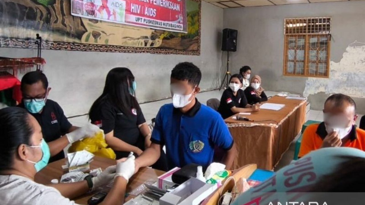 Laporan terkini tentang peningkatan kasus TB HIV di Indonesia pada 2024, imbauan MUI terkait proyek PSN di PIK 2, sertifikasi tanah masjid, polemik Pergub Jakarta 2/2025, dan pentingnya Hari Gizi Nasional 2025 untuk memilih makanan sehat.