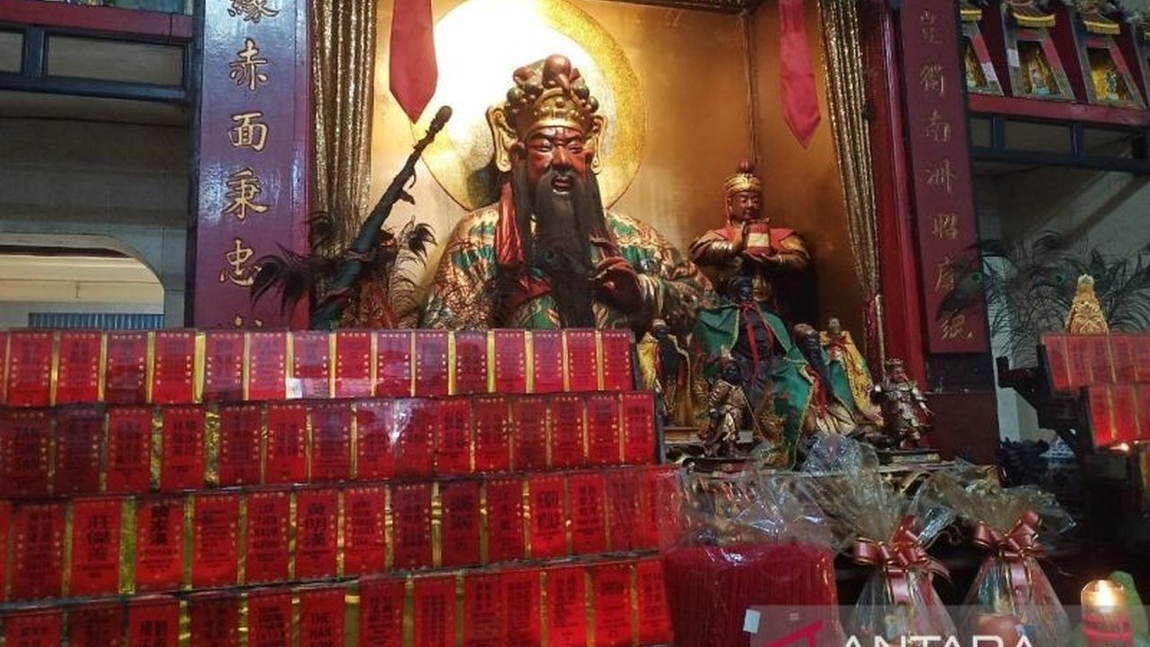 Jelang Imlek, tradisi Ciam Si di Vihara Dharma Ramsi, Bandung, ramai dikunjungi; ritual ini membantu pemeluk kepercayaan Tionghoa mencari solusi atas masalah hidup lewat ramalan dengan alat sederhana.