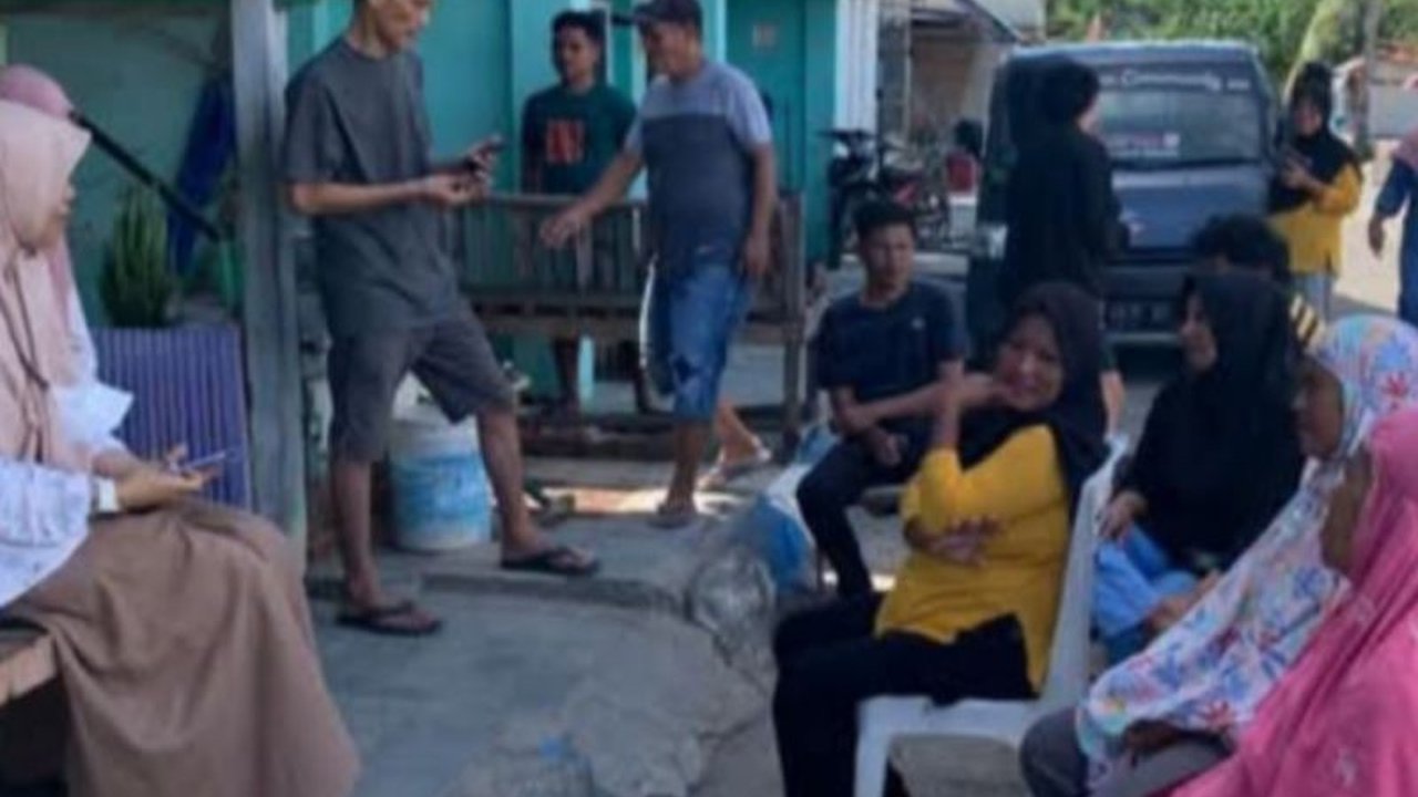 Pemerintah Provinsi Sulawesi Barat (Sulbar) berupaya memberdayakan nelayan melalui pelatihan pengolahan hasil perikanan dan bantuan alat tangkap untuk mengurangi kemiskinan ekstrem dan meningkatkan perekonomian daerah.