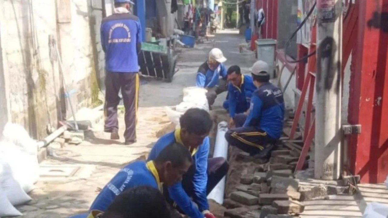 Pemerintah DKI Jakarta telah membangun hampir 30.000 sumur resapan sejak 2019 untuk mengurangi risiko genangan dan banjir di wilayahnya,  dengan upaya tambahan seperti pengerukan saluran air dan pembangunan waduk.