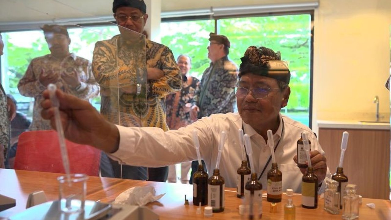 Kementerian Perindustrian membangun Pusat Flavor dan Fragrance (PFF) di Bali untuk mendorong inovasi, produksi, dan inkubasi bisnis produk berbasis minyak atsiri, memanfaatkan potensi besar Indonesia sebagai penghasil minyak atsiri terbesar di dunia.