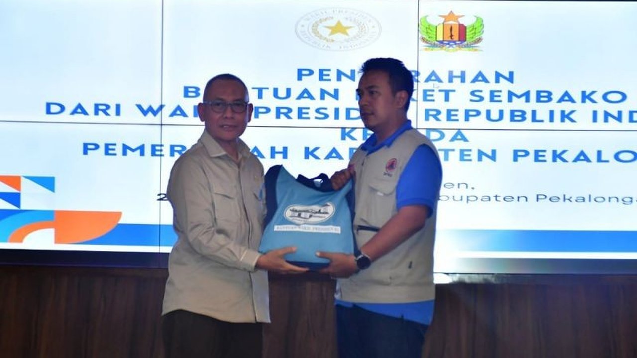 Wakil Presiden Gibran Rakabuming Raka menyalurkan 1000 paket sembako bagi warga Kabupaten Pekalongan, Jawa Tengah, yang terdampak bencana banjir dan longsor, sebagai bentuk perhatian pemerintah pusat terhadap musibah yang terjadi.