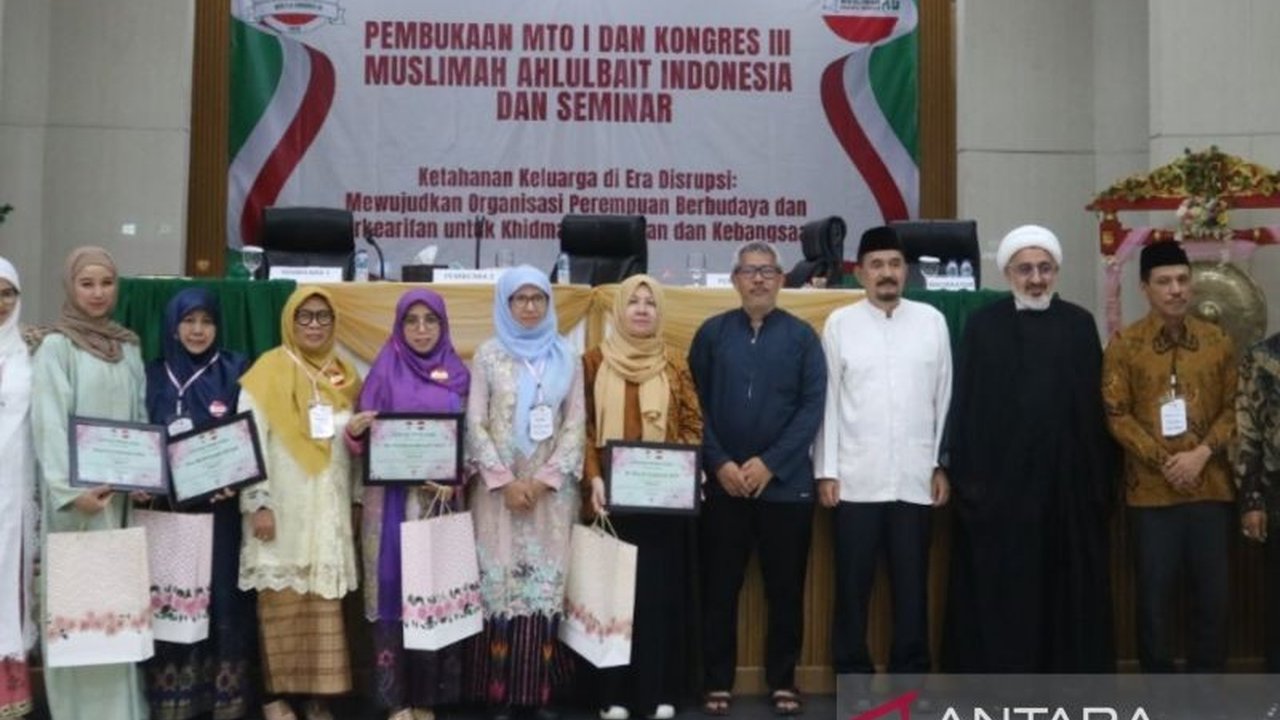 Ketua Muslimah Ahlulbait Indonesia (ABI) menekankan peran krusial perempuan dalam membangun ketahanan keluarga, terutama di tengah tantangan era disrupsi, yang dibahas dalam Musyawarah Tertinggi Organisasi (MTO) I dan Kongres III Muslimah ABI.