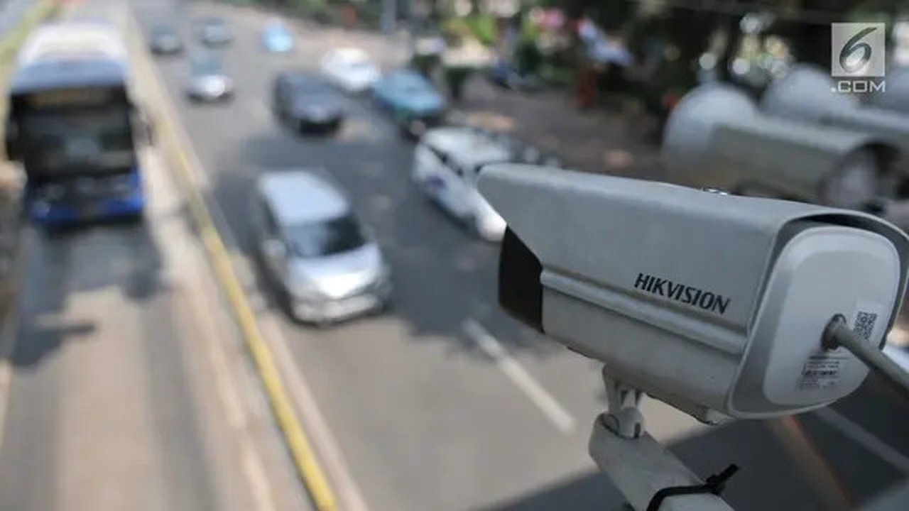 Kamera pengawas atau CCTV sistem Electronic Traffic Law Enforcement (ETLE) terpasang di JPO Jalan Medan Merdeka Barat, Jakarta, Senin (1/7/2019). Tilang elektronik mulai diberlakukan hari ini