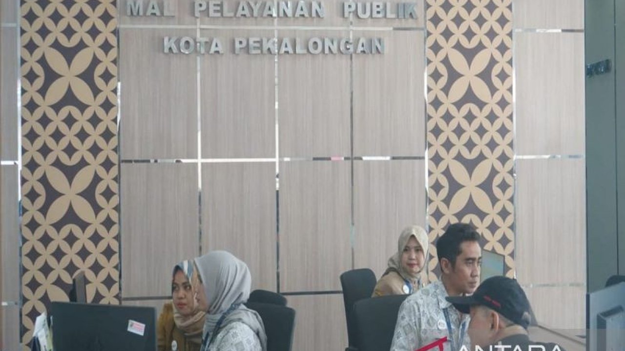 Pemerintah Kota Pekalongan telah menerbitkan 2.894 NIB dan 2.138 izin non-berusaha pada tahun 2024 melalui sistem OSS-RBA dan New Sakpore, demi mendorong pertumbuhan ekonomi lokal.
