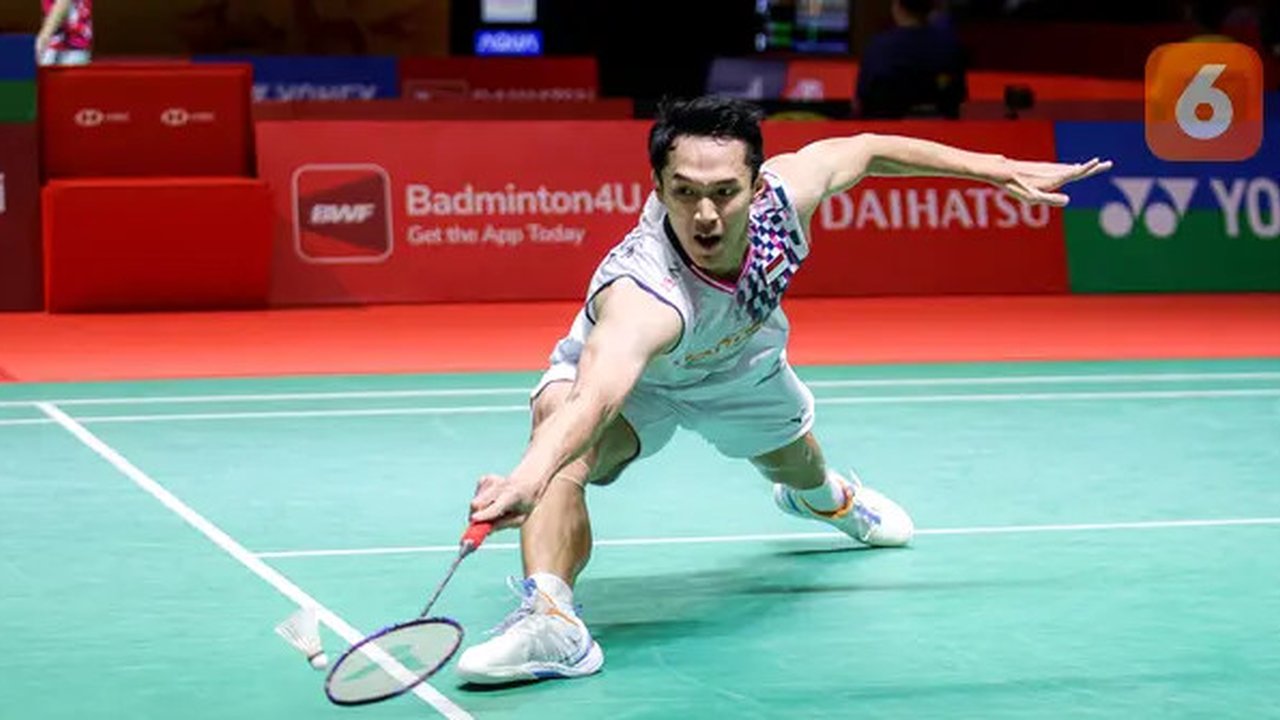 Pebulu tangkis tunggal putra Indonesia, Jonatan Christie berusaha menjangkau kok pukulan dari wakil Jepang, Kenta Nishimoto pada laga perempat final Indonesia Masters 2025 di Istora Senaya