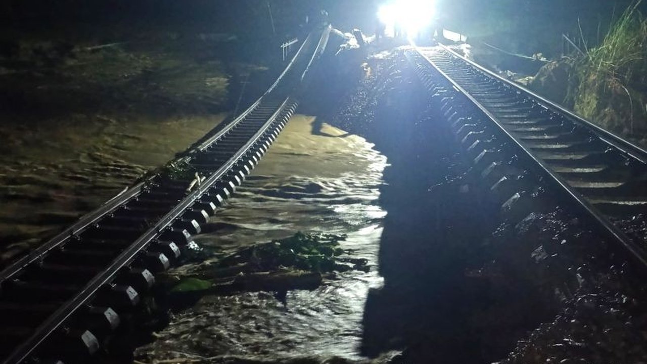 Jalur kereta api Gubug-Karangjati di Grobogan, Jawa Tengah kembali ambles karena luapan Sungai Tuntang setelah hujan deras, menyebabkan gangguan perjalanan kereta api dan evakuasi warga.