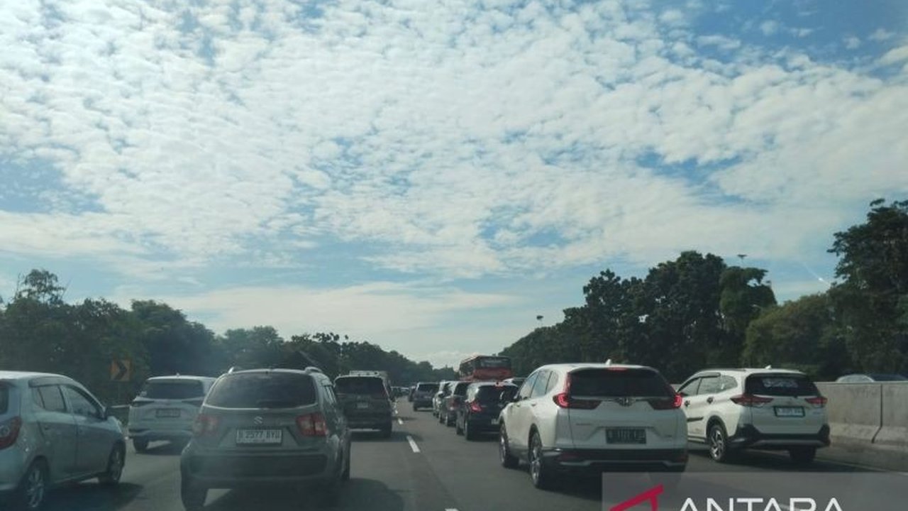 Contraflow Diterapkan di Tol Jakarta-Cikampek Akibat Padatnya Arus Lalu Lintas