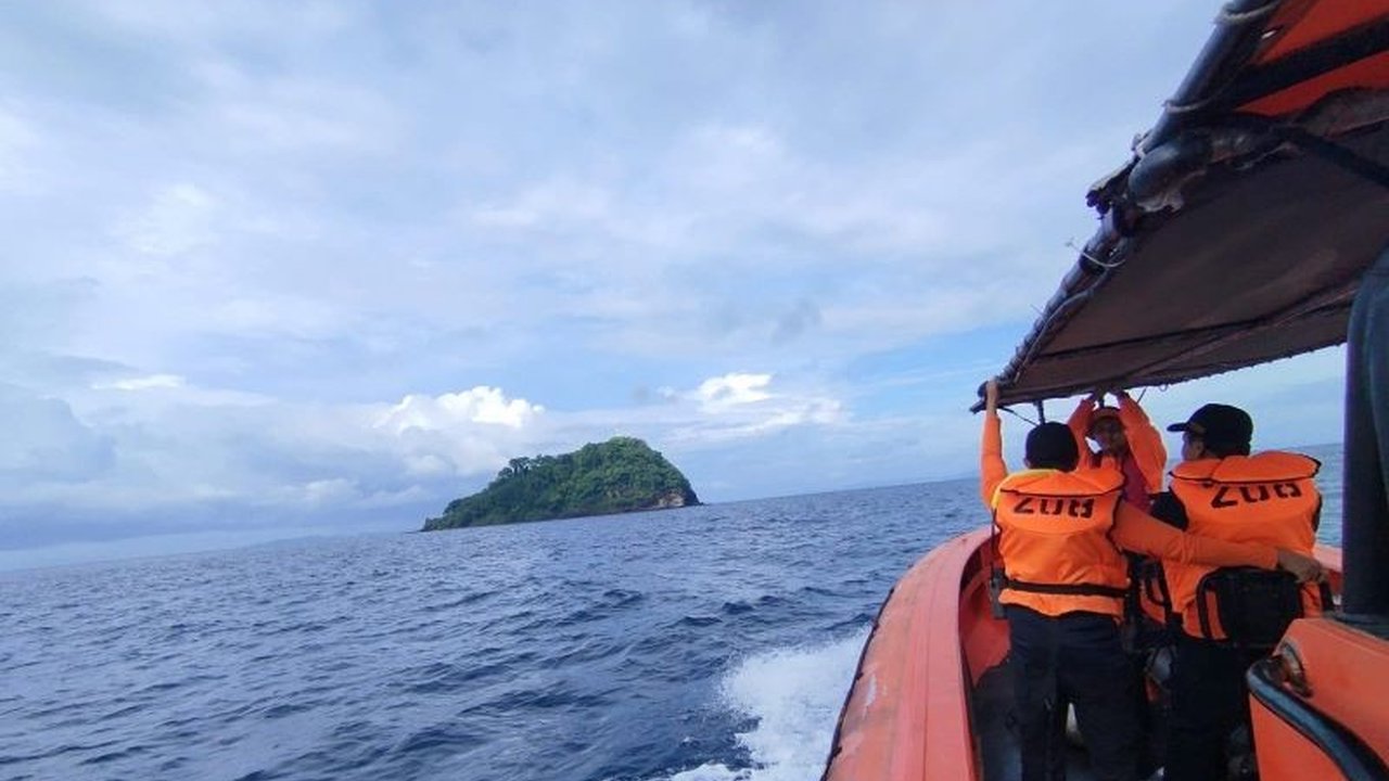 Seorang penumpang KMP Athaya, Slamet (56), dilaporkan jatuh dari kapal di perairan Merak, Banten, Sabtu dini hari; pencarian langsung dilakukan oleh tim SAR.