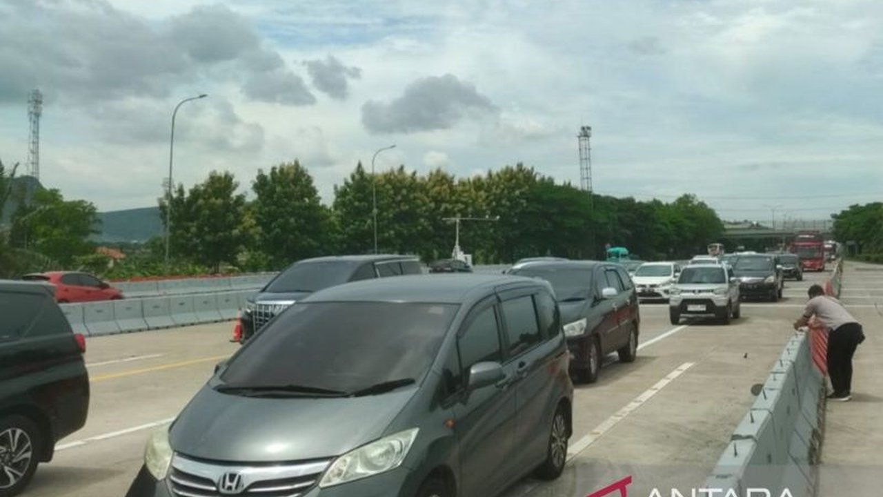 Astra Tol Cipali memprediksi lonjakan kendaraan hingga 472 ribu unit selama libur Imlek dan Isra Miraj 2025, meningkat 23,7% dari kondisi normal, dengan puncak arus mudik pada 25 Januari dan arus balik pada 29 Januari.