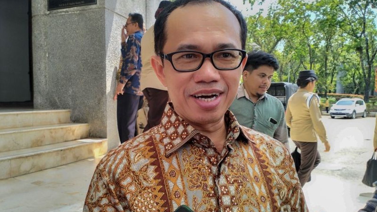 Universitas Andalas (Unand) merespon positif rencana pembatasan pendirian Fakultas Kedokteran oleh Kemendikbudristek dengan berencana menambah kuota mahasiswa baru kedokteran menjadi 300 per tahun, namun dengan catatan peningkatan sarana prasarana dan jum