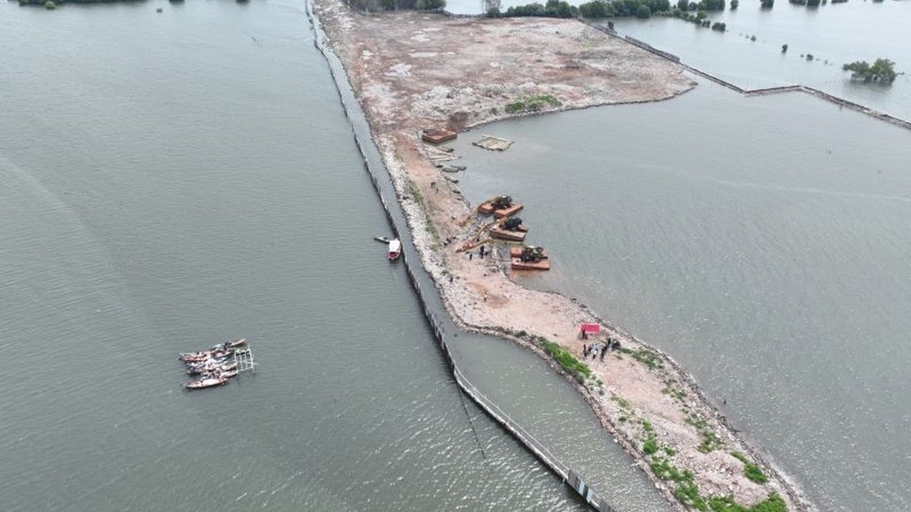 Kementerian Kelautan dan Perikanan (KKP) mengambil tindakan tegas terhadap PT TRPN yang melakukan pemagaran dan reklamasi laut ilegal di Bekasi, Jawa Barat, yang berdampak negatif pada ekosistem dan nelayan.